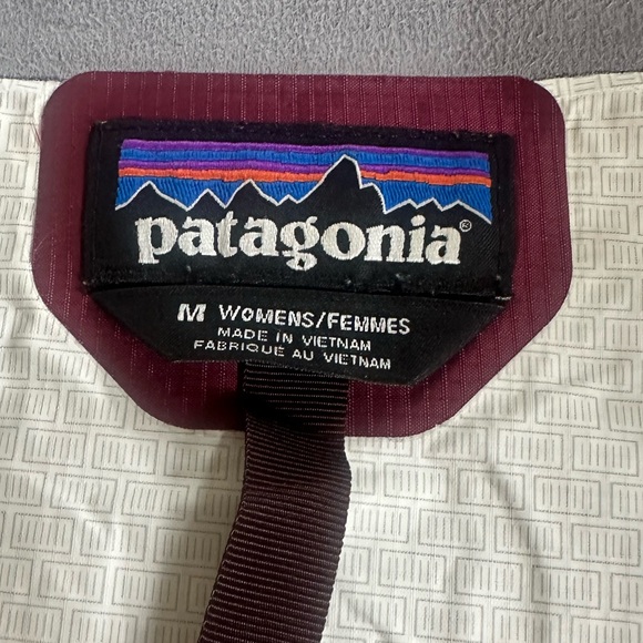 Women’s Patagonia Rain Coat - Picture 5 of 8